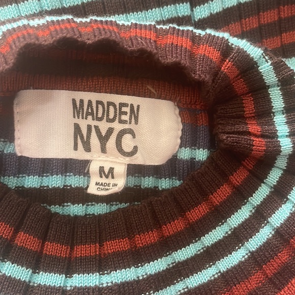 Cropped lightweight sweater with cut outs. Size medium - Picture 6 of 8